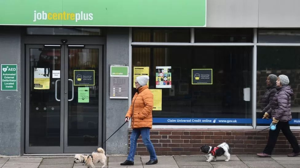 Job centre staff to get bonuses for getting people work