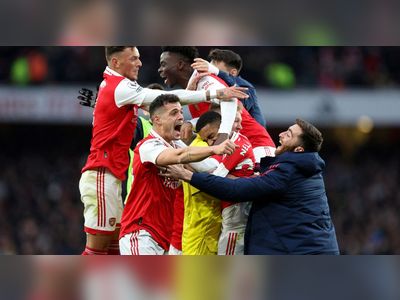 Arsenal seal thrilling comeback win, Man City maintain chase