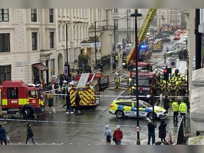 Seventy firefighters tackle huge fire at hotel in Paddington