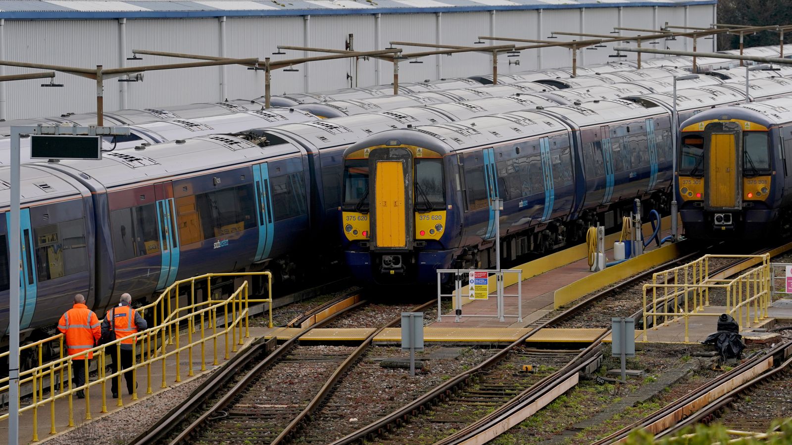 RMT suspends plans for rail strikes on 30 March and 1 April