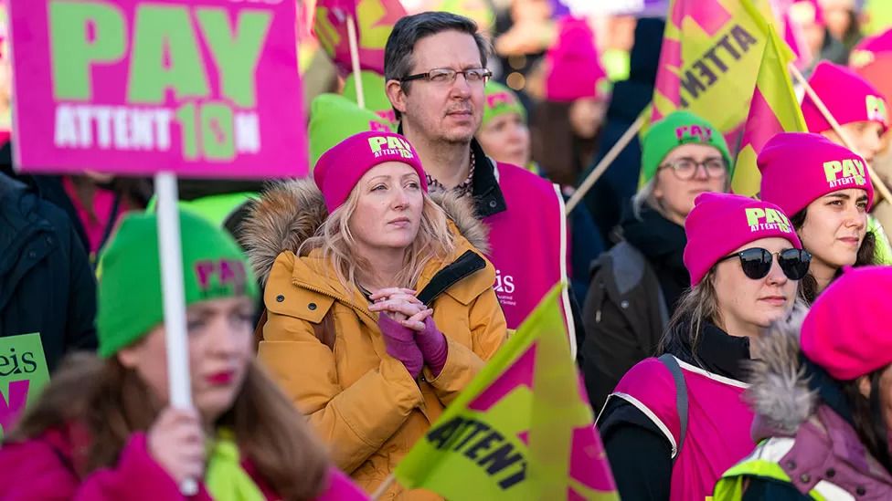 Scottish teachers call off strikes after pay offer