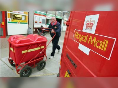 Royal Mail talks over pay on brink of collapse