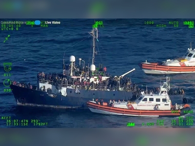 Italian Coast Guard escorting 1,200 migrants on boats in Mediterranean