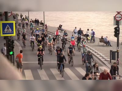 15,000 Budapest cyclists parade in support of a greener city