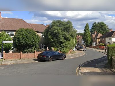 Brentford: Ten arrested for murder after man dies in street