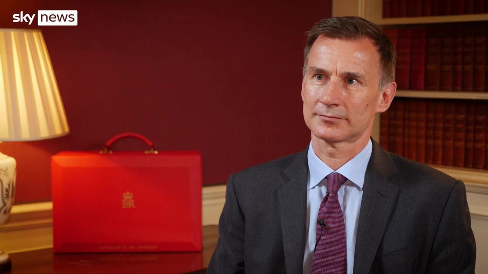 Chancellor Hunt Vows to Tackle High Inflation, Even if it Means Raising Interest Rates to 5.5%