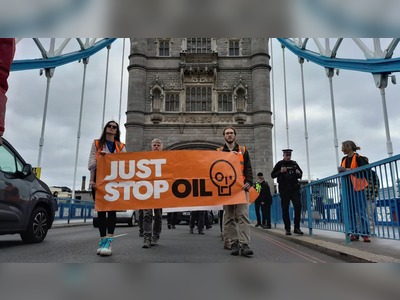 London Bridges Come to a Standstill as Environmental Activists Protest Oil Development