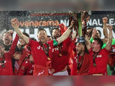 Wrexham: Ryan Reynolds, Rob McElhenney to join victory parade