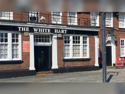 Grays pub that displayed golly dolls closes after supplier boycott