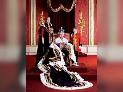 Coronation photo shows King Charles with Prince William and Prince George