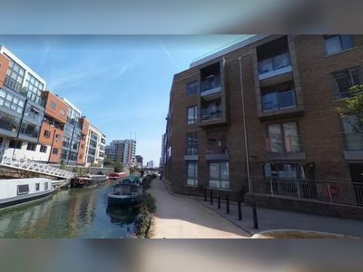 Met Police shoot dead two dogs and Taser man in Poplar