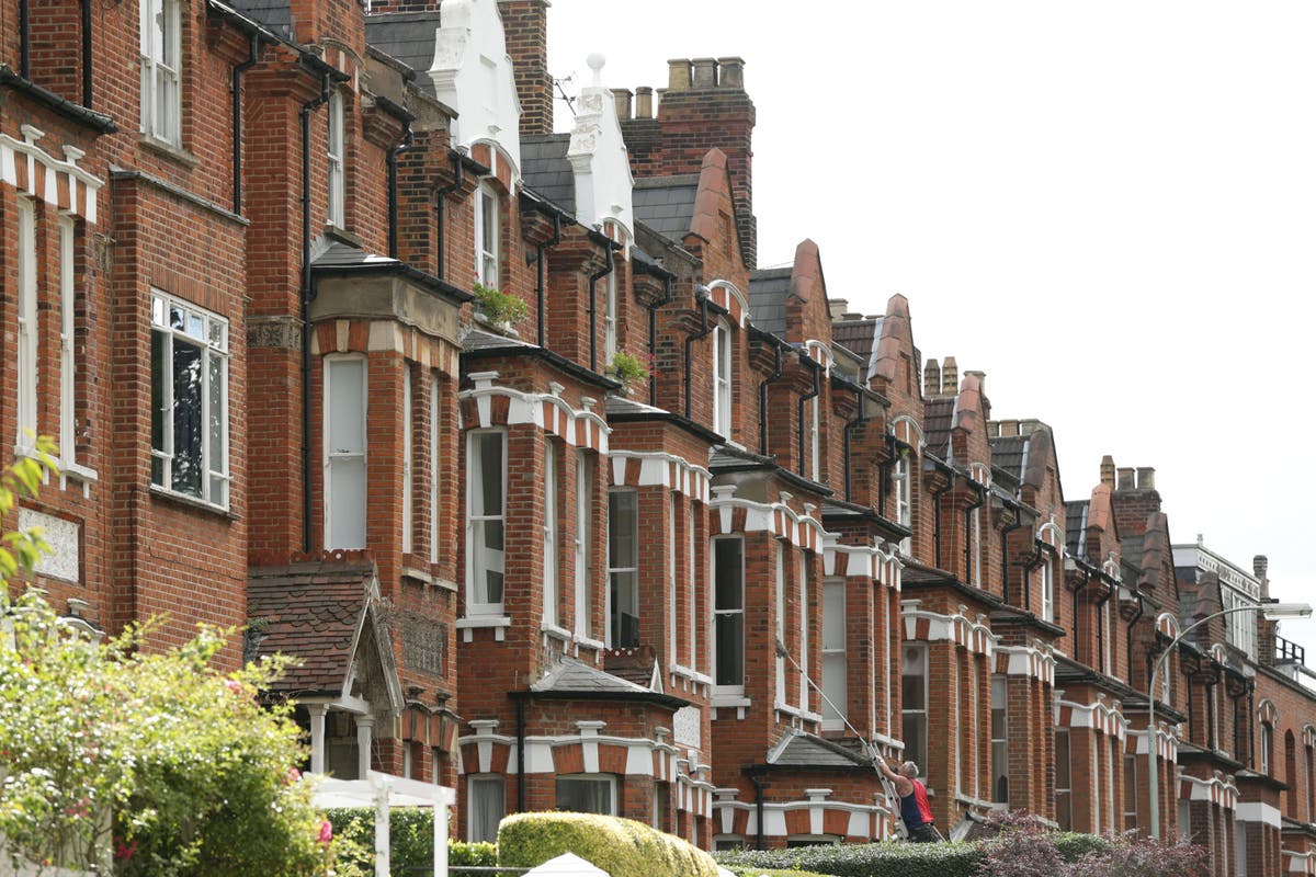 UK House Prices Plunge to 14-Year Low Amid Rising Interest Rates and Market Uncertainty