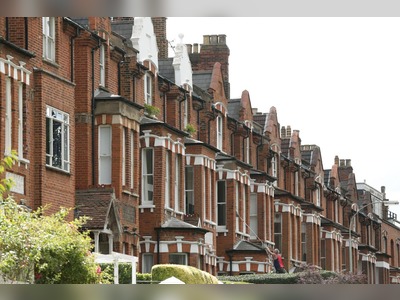 UK House Prices Plunge to 14-Year Low Amid Rising Interest Rates and Market Uncertainty