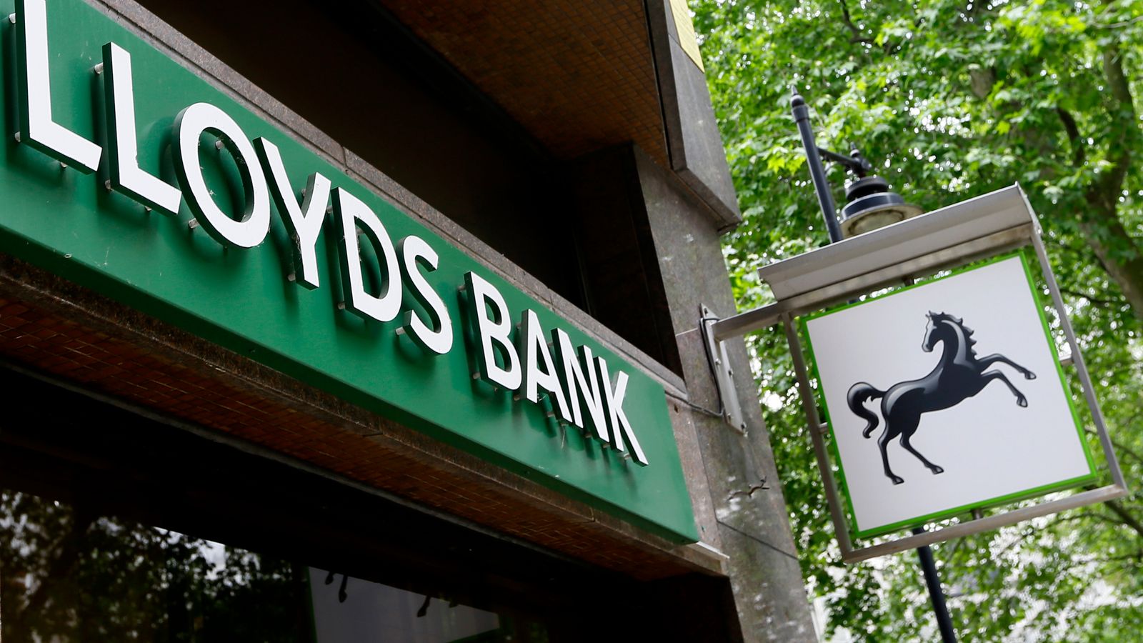 Barclays and Lloyds Announce Massive Branch Closures Amid Online Banking Boom