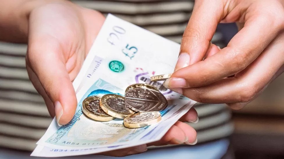 Use of Cash for Shopping Increases for the First Time in a Decade