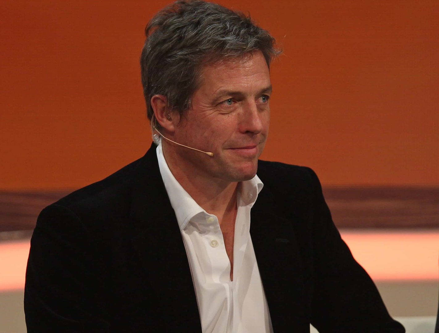 Heartwarming Surprise Hugh Grant Serves Christmas Lunch to Elderly