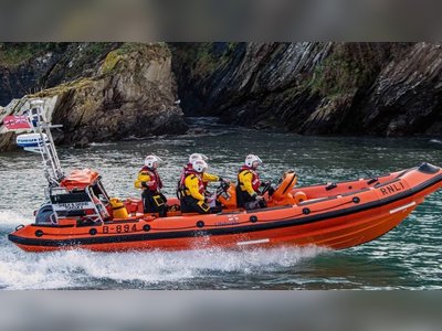 Cornwall beachgoers airlifted to safety as tide sweeps in