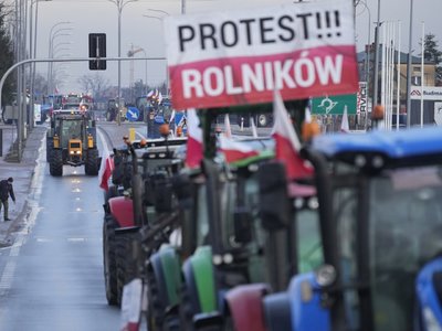 Polish farmers protest EU rules by blocking key road to Germany
