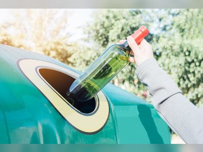 UK's Bottle Deposit Scheme Delayed Until 2027: Disagreement Over Including Glass Causes Delay and Criticism
